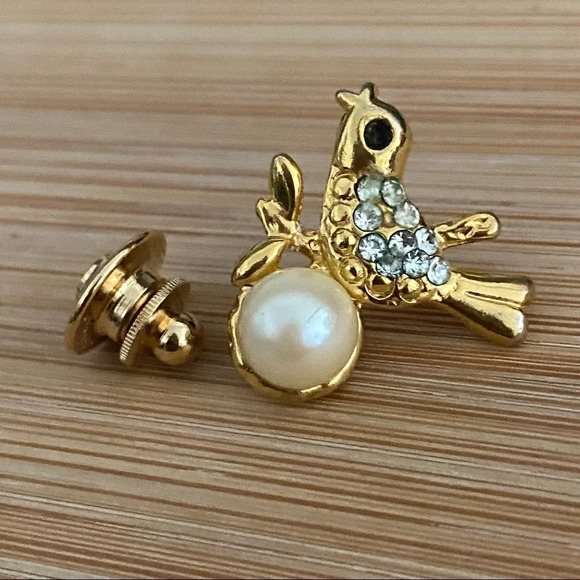 Avon Gold Twist Back Rhinestone And Pearl Bird Brooch Pin - Picture 5 of 12